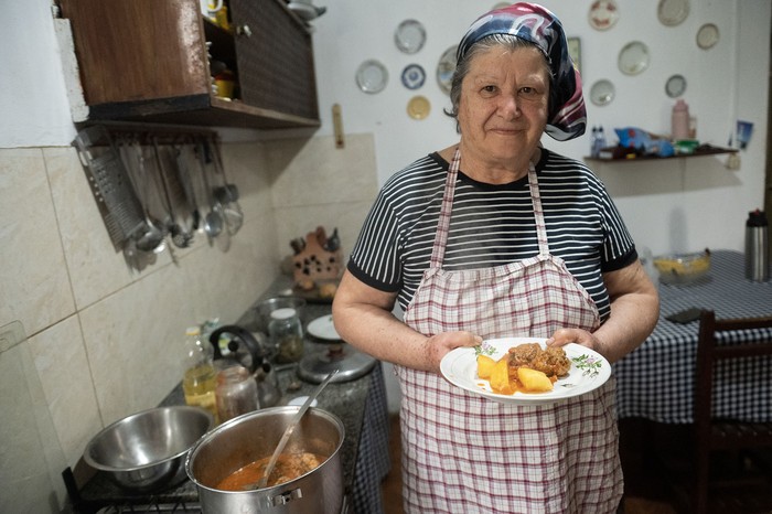 Laura Bonifacino, en su casa, cocinando albóndigas caceras. · Foto: Alessandro Maradei