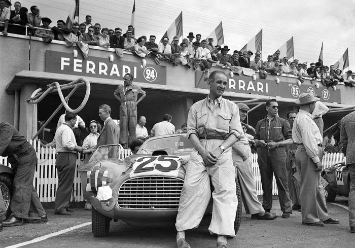 El piloto francés Raymond Sommer, junto a la Ferrari 195 SC n°25, el 24 de junio de 1950, antes del inicio de la 18ª edición de las 24 horas de Le Mans, en el circuito de Le Mans. Foto: Dugue, AFP