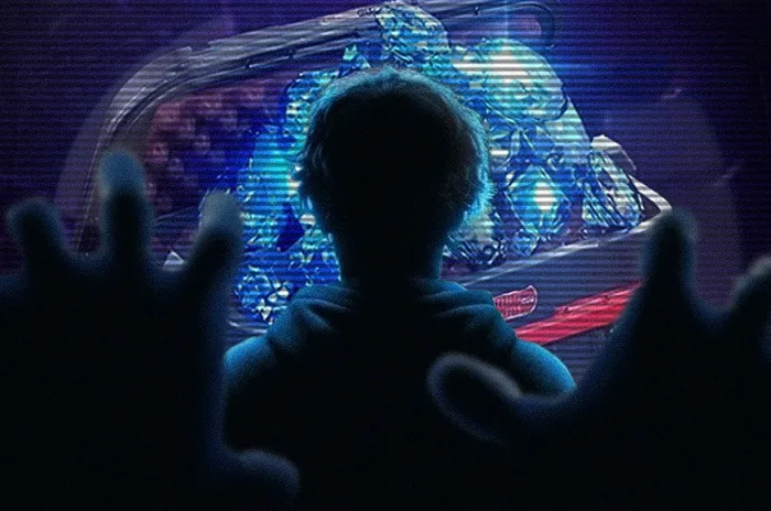 Jugador adolescente tentado por los diamantes de Free Fire. Composición de James Battershil.