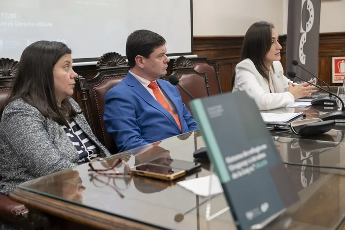 Joaquín López Badano,  Victoria Pérez y Valeria España, el 10 de agosto, en Facultad de Derecho · Foto: Laura Sosa