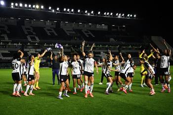 Las jugadoras de Corinthians festejan luego de clasificar a la final de la Copa Lbertadores, tras vencer a Ferroviária, el 15 de octubre en Buenos Aires. · Foto: Luis Robayo, AFP