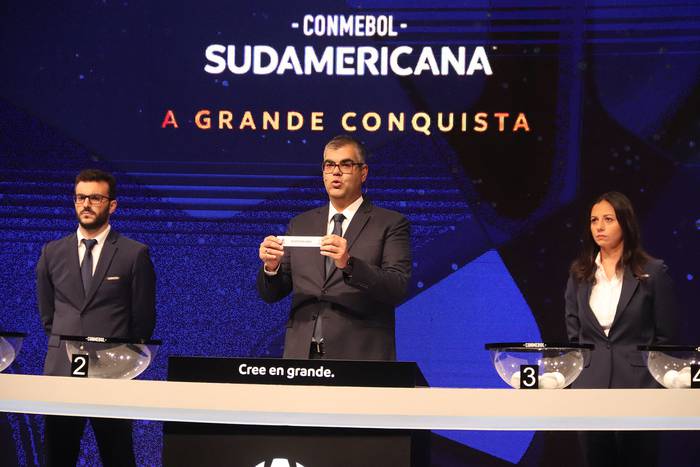 Frederico Nantes (C), director de Conmebol, durante el sorteo de la Copa Sudamericana 2022, el 25 de marzo, en Luque, Paraguay. · Foto: Christian Alvarenga, pool, AFP