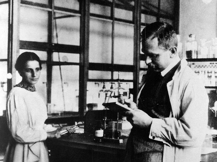 Lise Meitner y Otto Hahn en 1913.