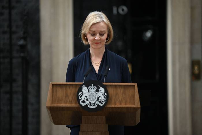 Liz Truss, durante el discurso donde anunció su renuncia al cargo de primera ministra, el 20 de octubre, en Londres. · Foto: Daniel Leal, AFP