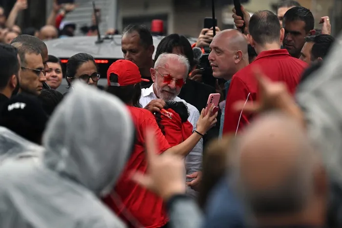 Lula en las  afueras de la escuela donde votó en São Bernardo do Campo, estado de São Paulo, Brasil. Foto: Juan Barreto, AFP.