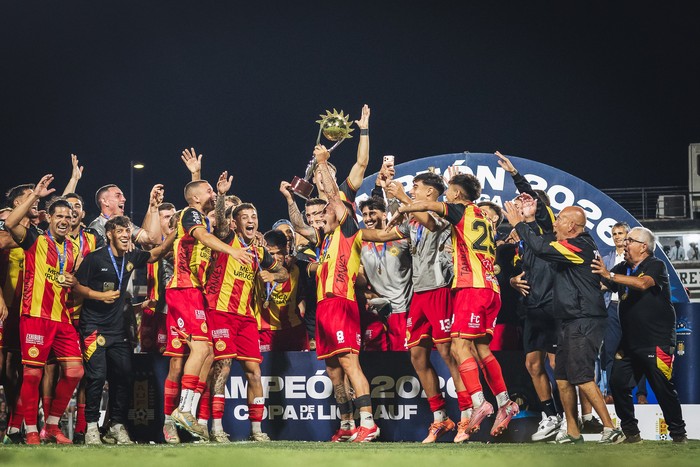 Jugadores de Progreso, el 29 de enero, tras ganarle a Boston River, en el estadio Alfredo Víctor Viera. · Foto: Mathías Andrade