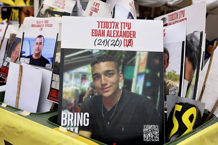 Imágenes del rehén israelí estadounidense Edan Alexander, retenido por Hamas en Gaza desde octubre de 2023, el 12 de mayo, en la Plaza de los Rehenes de Tel Aviv. · Foto: Menahen Kahana, AFP