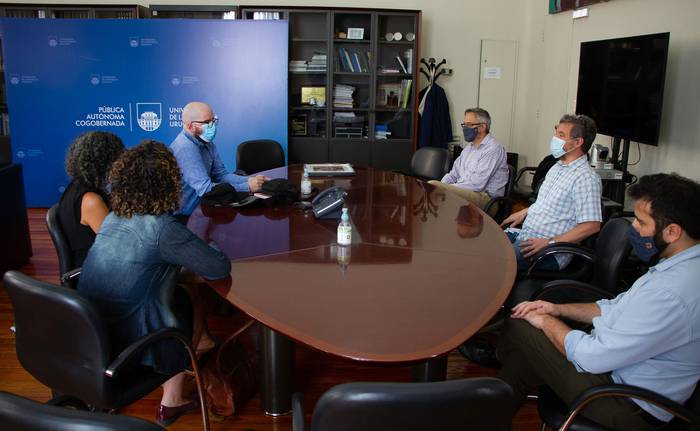 Giorgio Jackson durante la reunión con Rodrigo Arim, el 7 de febrero, en la Universidad de la República. · Foto: UdelaR