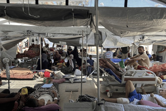 Sin camas disponibles, los pasillos y áreas exteriores del Hospital Nasser  llenos de pacientes, agosto de 2025. Foto: s/d de autor, MSF