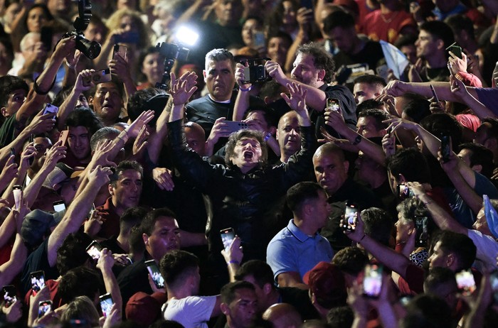 Javier Milei (C), en el acto de cierre de campaña de la Libertad Avanza, el 23 de octubre, en Rosario, provincia de Santa Fe. · Foto: Luis Robayo, AFP Javier Milei (C), en el acto de cierre de campaña de la Libertad Avanza, el 23 de octubre, en Rosario, provincia de Santa Fe. · Foto: Luis Robayo, AFP