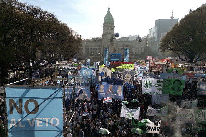 Manifestación frente al Congreso Nacional contra los vetos del presidente argentino, Javier Milei, el 17 de setiembre, en Buenos Aires. · Foto: Luis Robayo, AFP