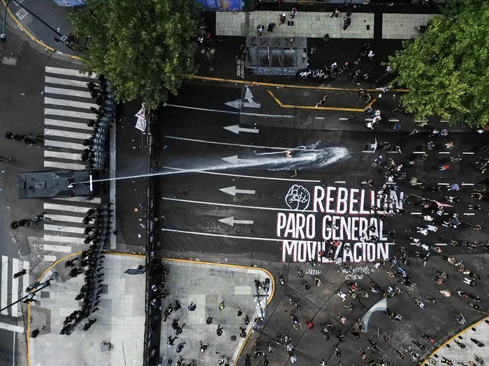 Policía y manifestantes frente al edificio del Congreso, el 19 de febrero, en Buenos Aires. · Foto: Tomás Cuesta, AFP