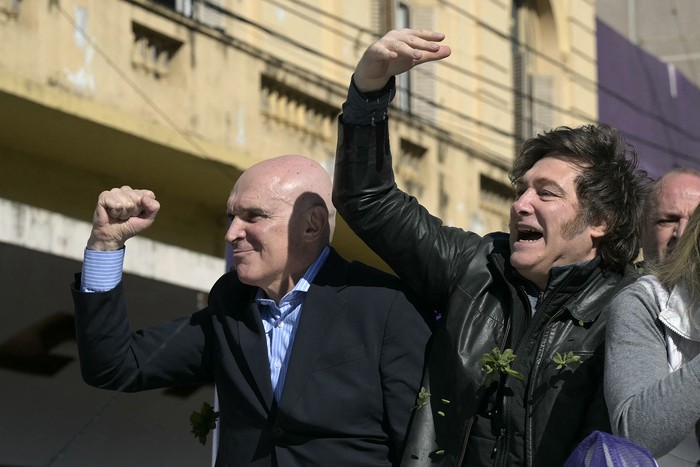 José Luis Espert y Javier Milei, durante una caravana en Lomas de Zamora, provincia de Buenos Aires, (archivo, agosto de 2025). · Foto: Juan Mabromata,  AFP