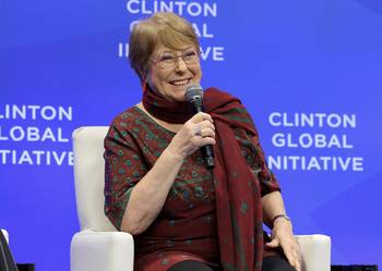 Michelle Bachelet, el 25 de setiembre, durante la reunión anual de la Iniciativa Global Clinton 2025, en el New York Hilton Midtown, en Nueva York. · Foto: JP Yim, Getty Images, AFP