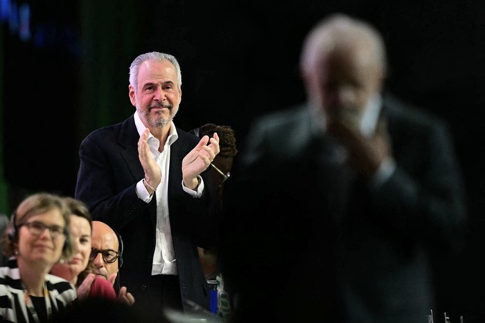 André Correa do Lago (C), presidente de la COP30, tras el discurso de Luiz Inácio Lula da Silva (D), el 10 de noviembre, durante la ceremonia de apertura de la Conferencia de las Naciones Unidas sobre el Cambio Climático en Belém, estado de Pará, Brasil. · Foto: Pablo Porciúncula, AFP
