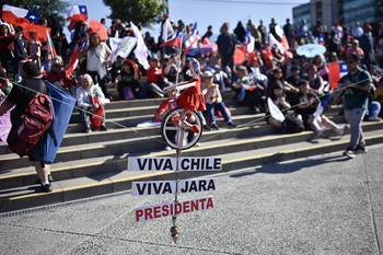 Durante un acto de cierre de campaña de Jeannette Jara, de la coalición Unidad por Chile, el 11 de noviembre, en Santiago. · Foto: Rodrigo Arangua, AFP