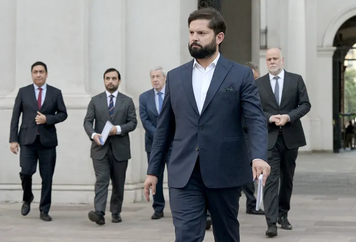 Gabriel Boric, luego de una reunión con José Antonio Kast, el 3 de marzo, en el Palacio de Gobierno de Santiago. · Foto: Rodrigo Arangua, AFP