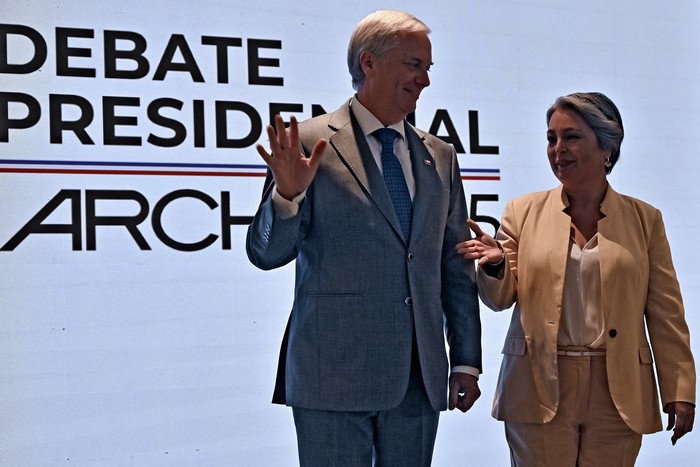 José Antonio Kast y Jeannette Jara, el 3 de noviembre, previo al debate organizado por la Asociación de Radio de Chile, en Santiago. · Foto: Rodrigo Arangua, AFP