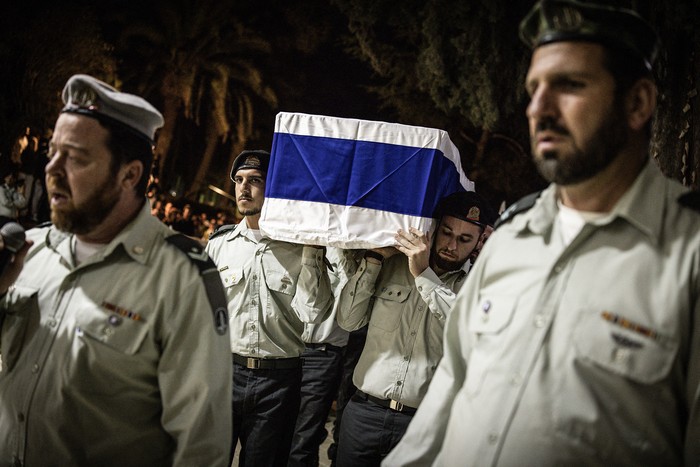 Soldados israelíes cargan el ataúd del rehén Daniel Peretz, tras el regreso de su cuerpo desde Gaza como parte del acuerdo de alto el fuego ayer, en el cementerio militar del Monte Herzl, en Jerusalén. foto: john wessels, afp
