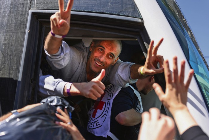 Palestinos liberados de la prisión militar de Ofer, ubicada entre Ramala y Beitunia, en la Cisjordania ocupada, el 13 de octubre, a cambio de los rehenes retenidos por Hamás en Gaza. · Foto: Hazem Bader, AFP