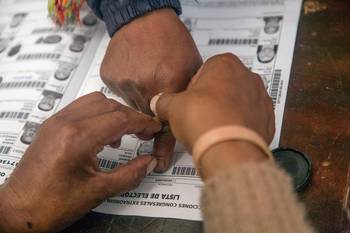 Votación durante elecciones en Ollantaytambo, Perú (archivo, 2020). · Foto: Geraldo Caso, AFP