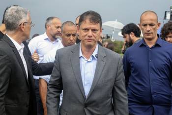 Tarcísio de Freitas (c), luego de visitar a Jair Bolsonaro, el 29 de enero, encarcelado en el complejo penitenciario de Papuda en Brasilia. · Foto: Sergio Lima, AFP