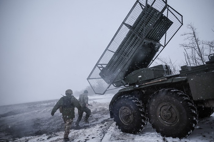 La 24.ª Brigada Mecanizada de las Fuerzas Armadas de Ucrania disparan un MRLS BM-21 'Grad' hacia posiciones rusas en un lugar no revelado cerca de Chasiv Yar, el 24 de enero, en la región de Donetsk. · Foto: Oleg Petrasiuk / AFP