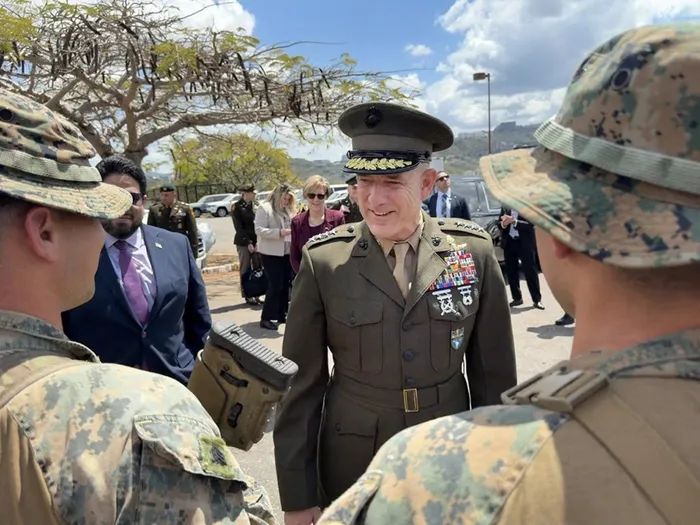 Francis Donovan, jefe del Comando Sur, a su llegada al Aeropuerto Internacional Simón Bolívar en Maiquetía, Venezuela. · Foto: Embajada de Estados Unidos en Venezuela