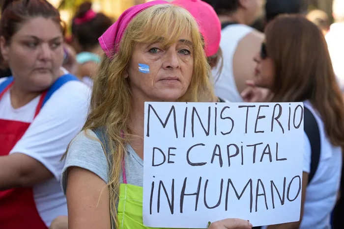 Durante una manifestación frente al Ministerio de Capital Humano en Buenos Aires (archivo, febrero de 2024). · Foto: Juan Mabromata / AFP