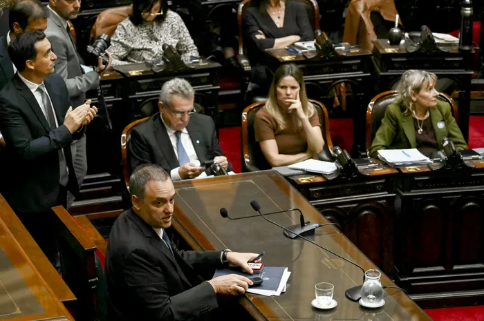 Manuel Adorni durante la presentación del informe de gestión al Congreso argentino en Buenos Aires, el miércoles 29. · Foto: Luis Robayo, AFP