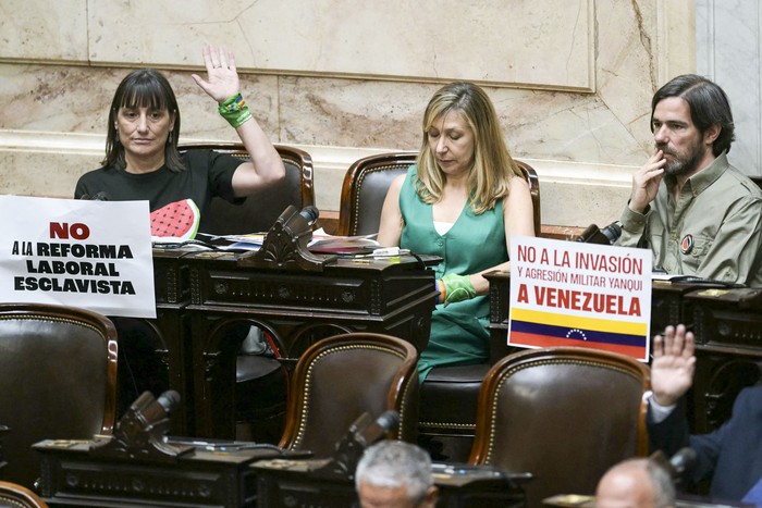 Los diputados del Frente de Izquierda de Argentina, Romina del Pla, Miryam Bregman y Nicolás Del Cano, durante la ceremonia de los nuevos legisladores, el 3 de diciembre, en el Congreso. · Foto: Juan Mabromata / AFP