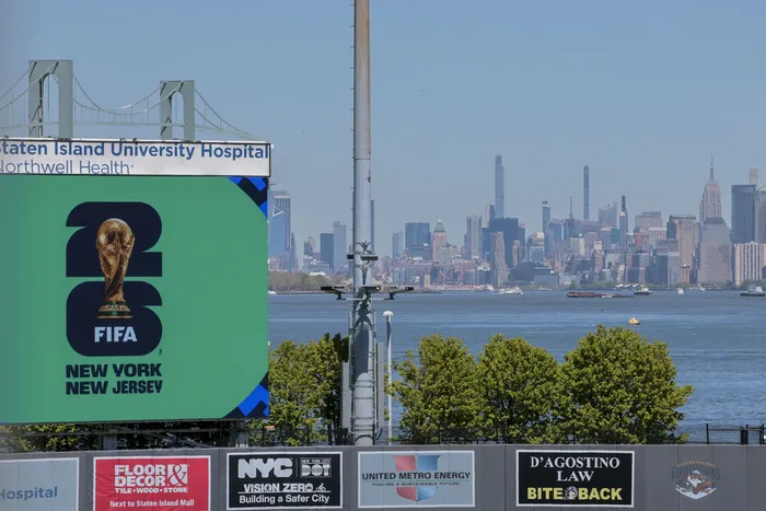 El logotipo de la FIFA se exhibe en el Parque Comunitario del Hospital Universitario de Staten Island el lunes 27, en Nueva York. · Foto: Michael M. Santiago / AFP