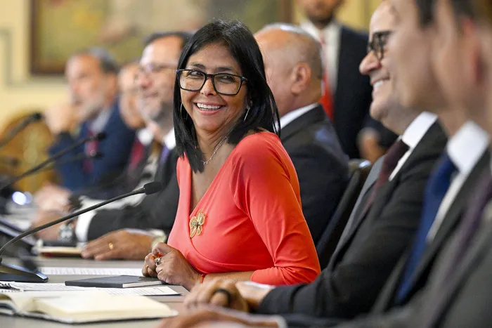 La presidenta interina de Venezuela, Delcy Rodríguez, durante una reunión bilateral en el Palacio Presidencial de Miraflores en Caracas, el viernes 24. · Foto: Federico Parra, AFP
