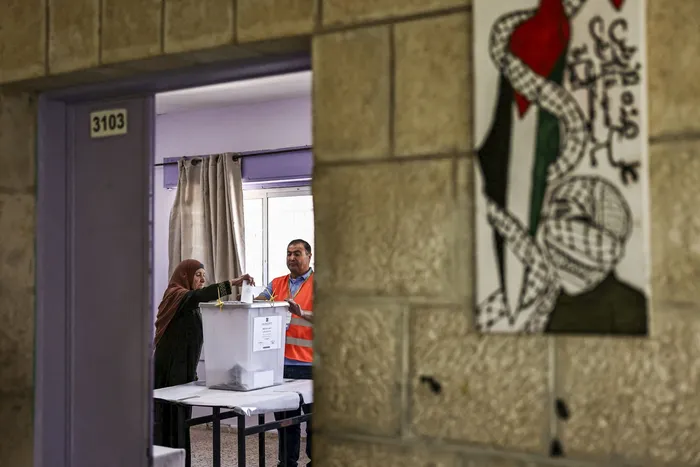 Una mujer palestina emite su voto en un colegio de la ciudad de Birzeit, durante las elecciones municipales, el sábado 25. · Foto: Zain Jaafar, AFP