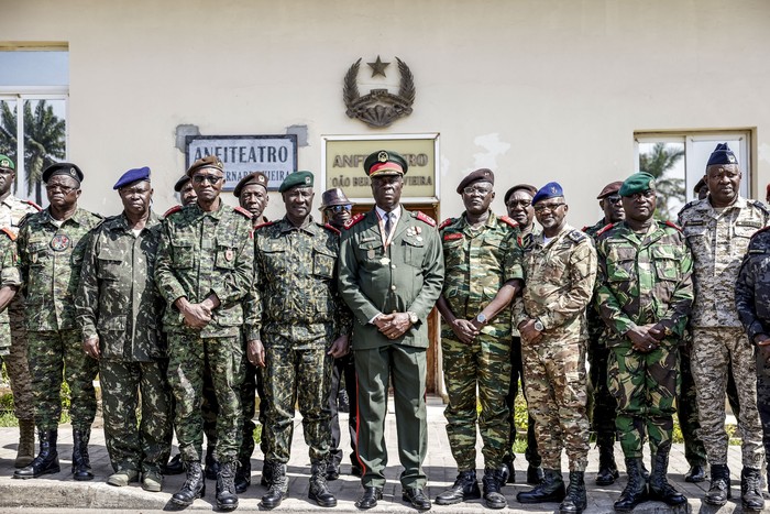 El general del Ejército de Guinea-Bissau, Horta N'Tam (C), posa con otros líderes militares tras su juramento como líder de la transición y del Alto Mando en Bisáu, el 27 de noviembre. · Foto: AFP