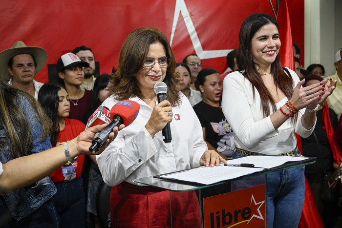 La candidata presidencial Rixi Moncada, del partido gobernante Libertad y Refundación, el 7 de diciembre en una conferencia de prensa. · Foto: Orlando Sierra, AFP