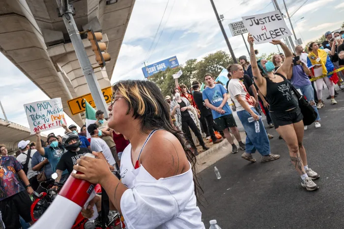 Protesta contra agentes del Servicio de Inmigración y Control de Aduanas (ICE), el 20 de setiembre, en Austin, Texas. · Foto: Brandon Bell, Getty Images, AFP