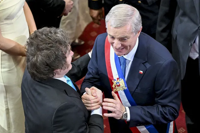 José Antonio Kast y Javier Milei durante la asunción del mandatario chileno, el 11 de marzo, en el Congreso Nacional en Valparaíso. · Foto: Rodrigo Arangua, AFP