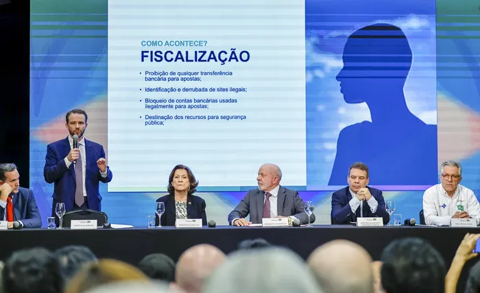 Luiz Inácio Lula da Silva y parte de su equipo de gobierno en conferencia de prensa, el 25 de setiembre, en San Pablo. · Foto: Ricardo Stuckert, Presidencia de Brasil