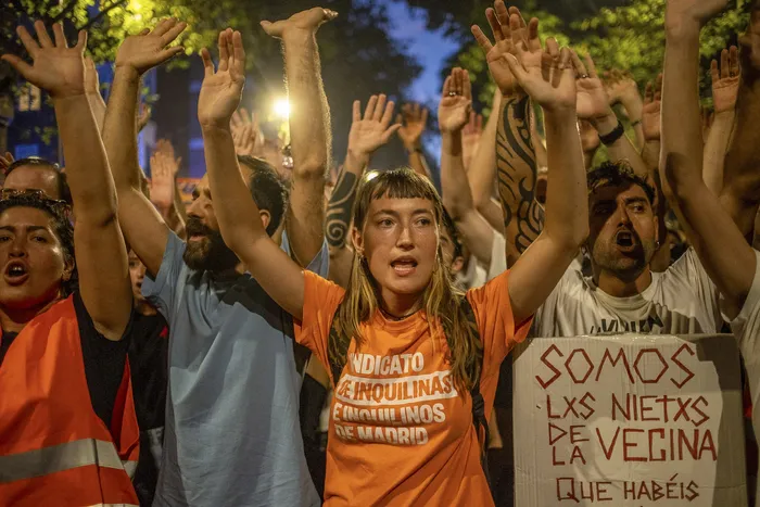 Miles de personas se movilizaron en el centro de Madrid, el 23 de setiembre, en apoyo a Maricarmen. · Foto: David Canales, NurPhoto, AFP