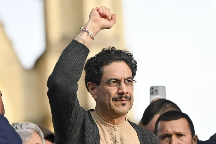 Iván Cepeda, el 3 de febrero, durante un mitin de campaña en la Plaza de Lourdes de Bogotá. · Foto: Alejandro González / AFP