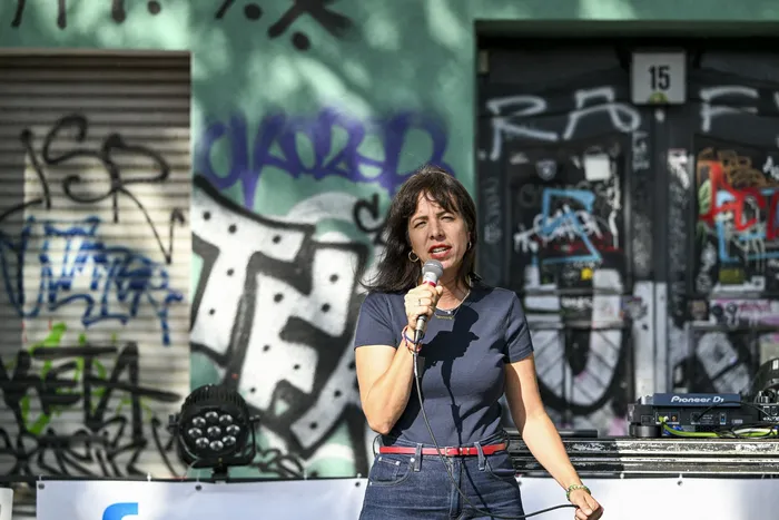 Elif Eralp durante un acto de campaña en el distrito berlinés de Friedrichshain, el 29 de agosto. · Foto: Ralf Hirschberger, AFP