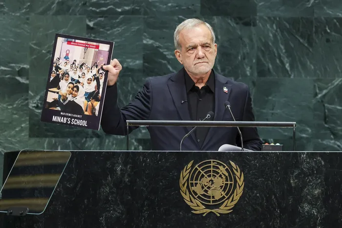 El presidente de Irán, Masoud Pezeshkian, durante su intervención en la 81ª Asamblea General de las Naciones Unidas, el 23 de setiembre, en la sede de la ONU. · Foto: Timothy A Clary / AFP