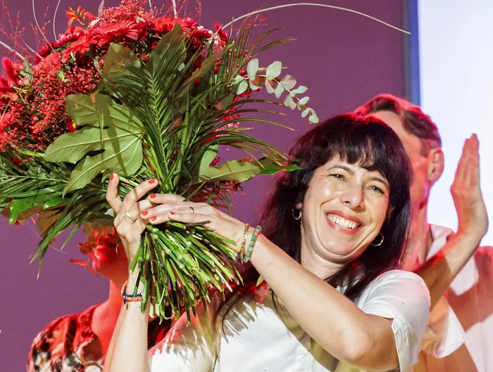 Elif Eralp celebra la victoria tras los comicios en Berlín, el 20 de setiembre. · Foto: Jens Schlueter / AFP