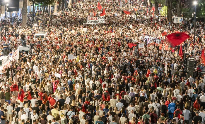 Manifestación frente a la oficina del primer ministro en Tirana, Albania, el 16 de junio. · Foto: Vlasov Sulaj, AFP