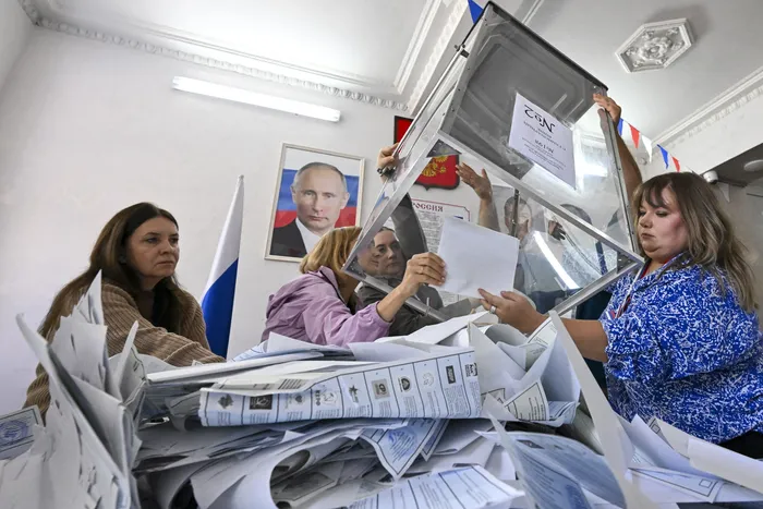 Conteo de votos en las elecciones parlamentarias rusas, el 20 de setiembre, en Donetsk, Ucrania, bajo control ruso. · Foto: Stringer, AFP