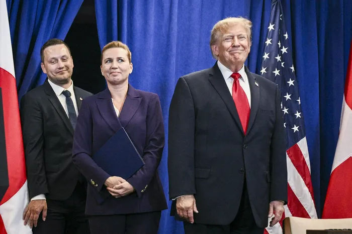 El primer ministro de Groenlandia, Jens-Frederik Nielsen, la primera ministra de Dinamarca, Mette Frederiksen y Donald Trump, durante la firma del acuerdo, el 22 de setiembre, en Nueva York. · Foto: Brendan Smialowski, AFP