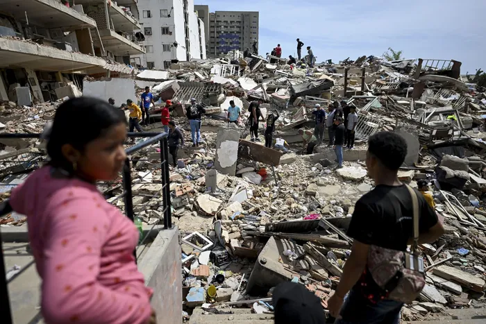 Residentes buscan víctimas entre los escombros de un edificio en Catia La Mar, estado La Guaira, el 25 de junio. · Foto: Juan Barreto, AFP