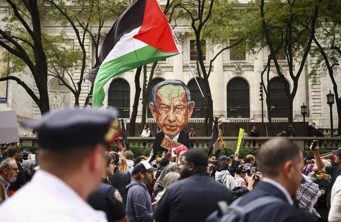 Protestas de manifestantes durante el discurso de Benjamin Netanyahu, en Nueva York, el 24 de setiembre. · Foto: Charly Triballeau, AFP