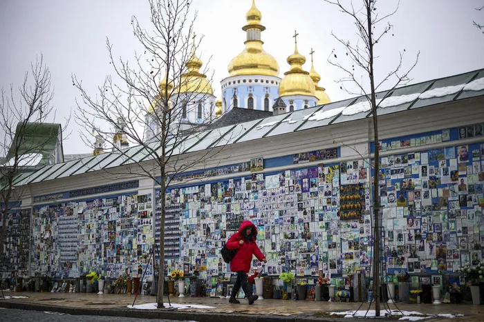 Muro del Recuerdo de los Caídos por Ucrania, el 25 de febrero, en Kiev. · Foto: Henry Nicholls, AFP